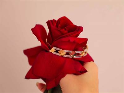 النگو لوکس لوین با طراحی خاص و وزن 11.100 گرم، جلوه‌ای شیک و چشم‌نواز برای دستان شما. موجود در زرگری رعنایی با کیفیتی بی‌نظیر و ساخت ظریف.